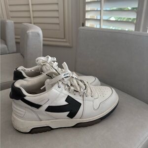 Off-White Men's White and Black Arrow Sneakers